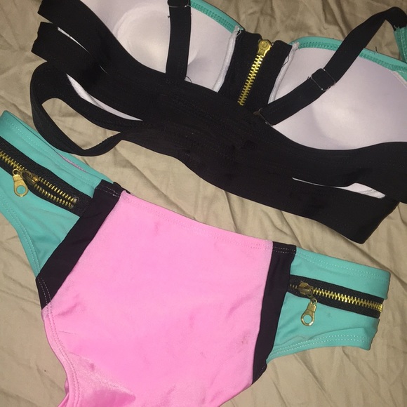 Color Block Bikini with 2 bottoms - Picture 3 of 6